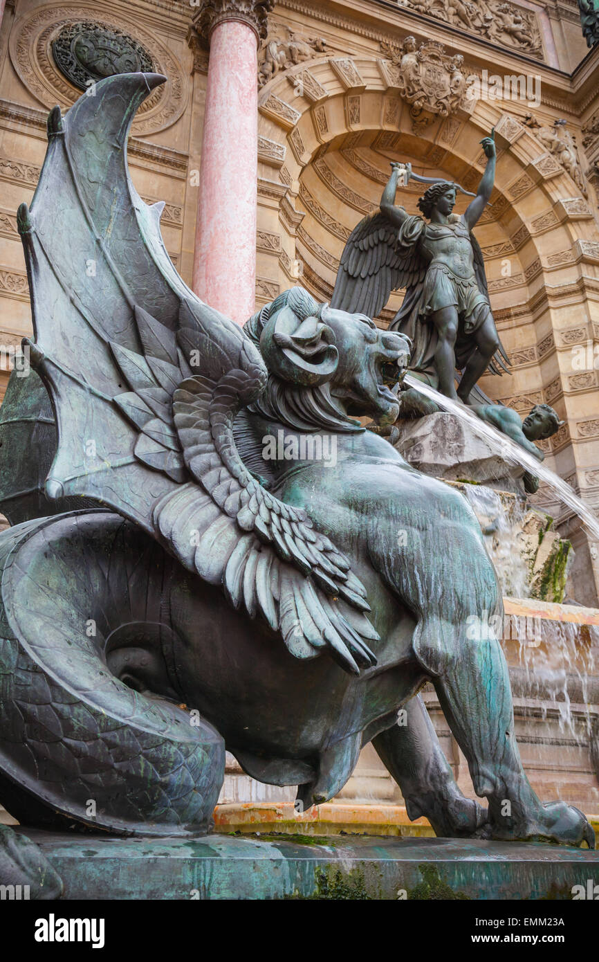 Leone alato statua, Fontaine saint Michel, Paris, Francia. Architettura popolare storico e distintivo Foto Stock