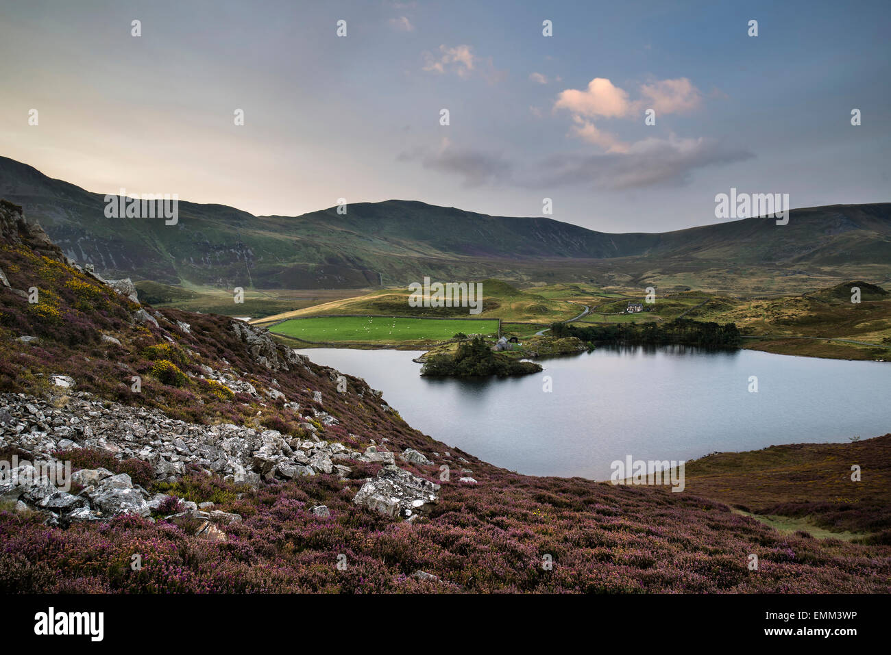 Incredibile Estate sunrise oltre la gamma della montagna con il lago e bellissimo cielo Foto Stock