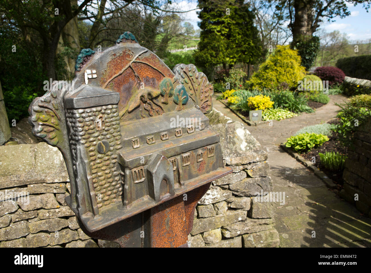 Regno Unito, Inghilterra, Lancashire, Slaidburn, ghisa post a Silver Jubilee Garden Foto Stock