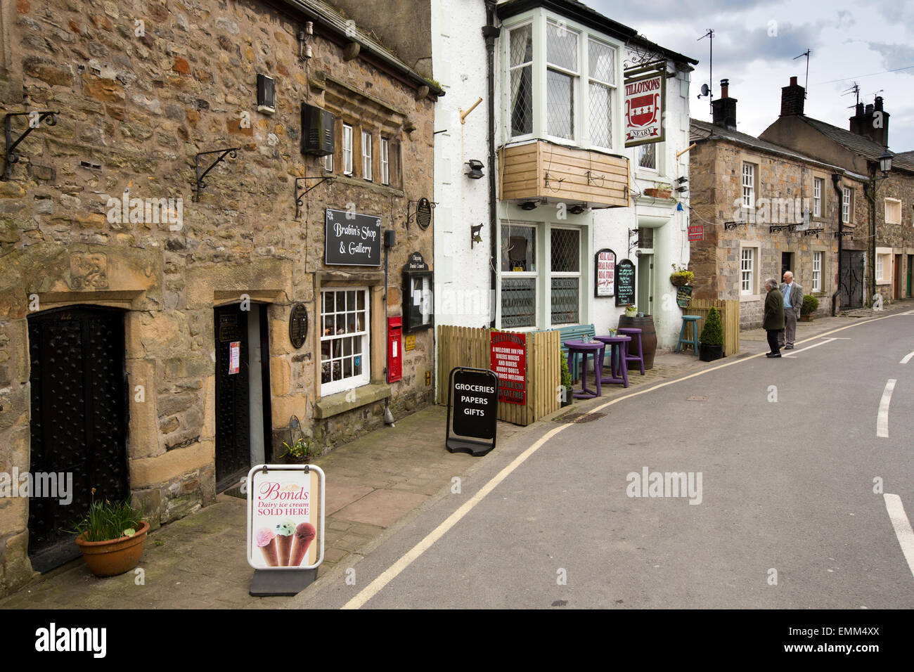 Regno Unito, Inghilterra, Lancashire, Ribble Valley, Chipping, Talbot Street, Brabin del negozio e Tillotson's pub Foto Stock