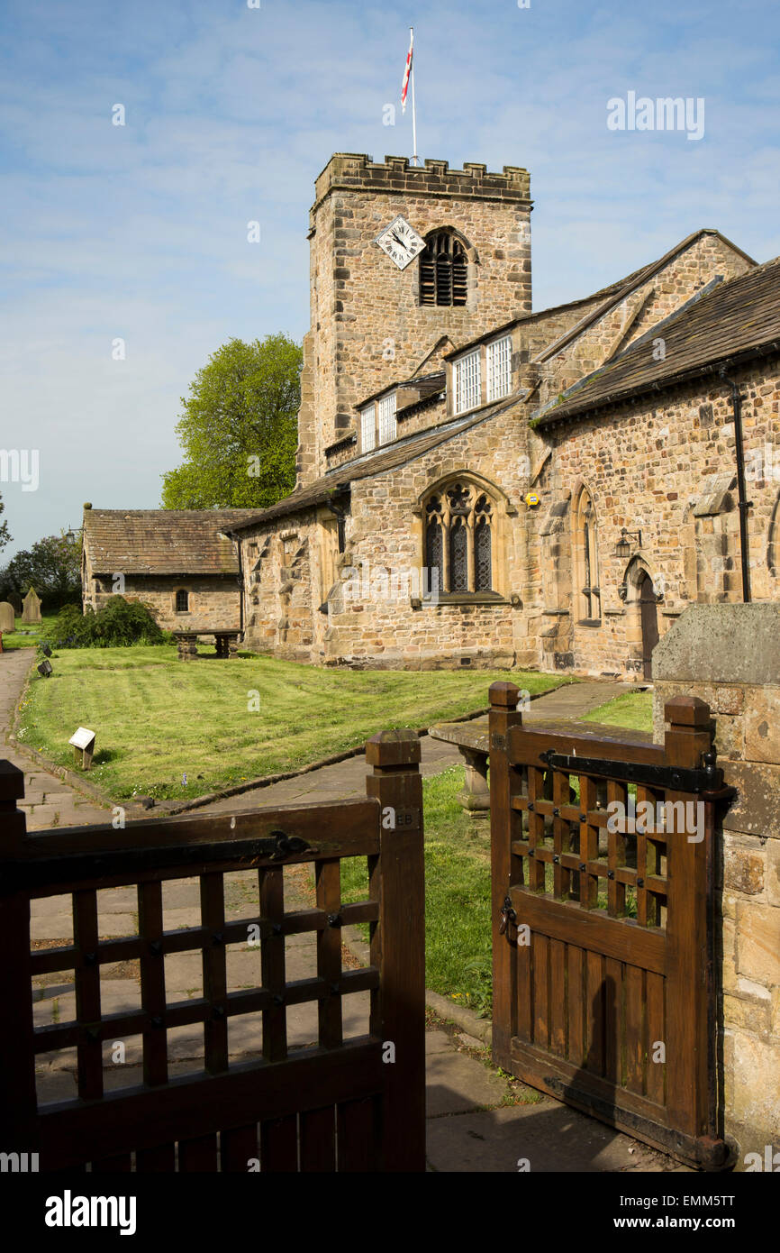 Regno Unito, Inghilterra, Lancashire, Ribble Valley, Ribchester, porta alla Chiesa Parrocchiale di San Wilfrid, con 1812 orologio nella torre Foto Stock