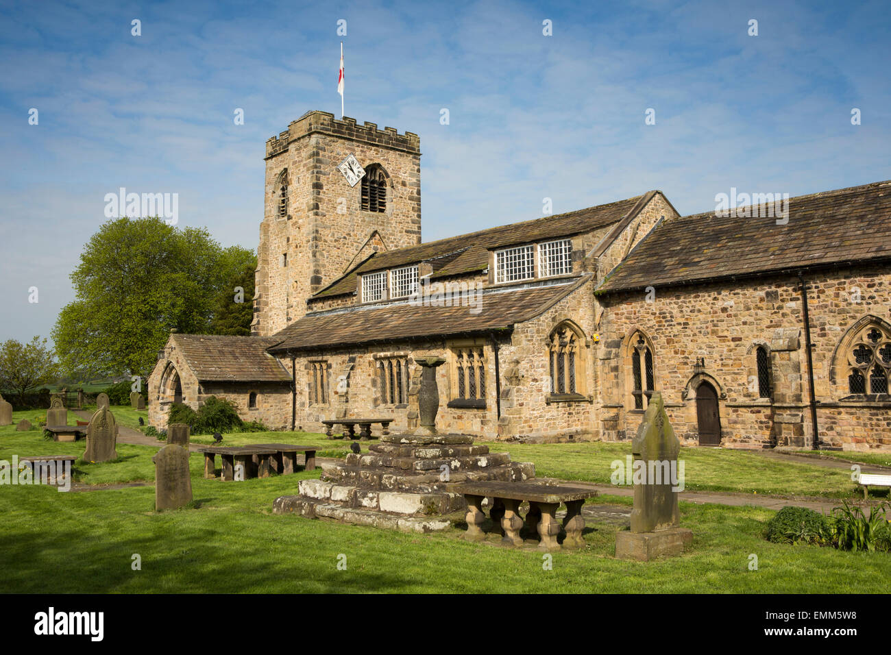 Regno Unito, Inghilterra, Lancashire, Ribble Valley, Ribchester, Chiesa parrocchiale di St Wilfrid, sagrato cross base e Meridiana Foto Stock