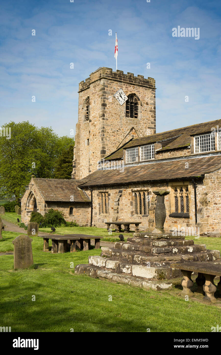 Regno Unito, Inghilterra, Lancashire, Ribble Valley, Ribchester, Chiesa parrocchiale di St Wilfrid, sagrato cross base e Meridiana Foto Stock