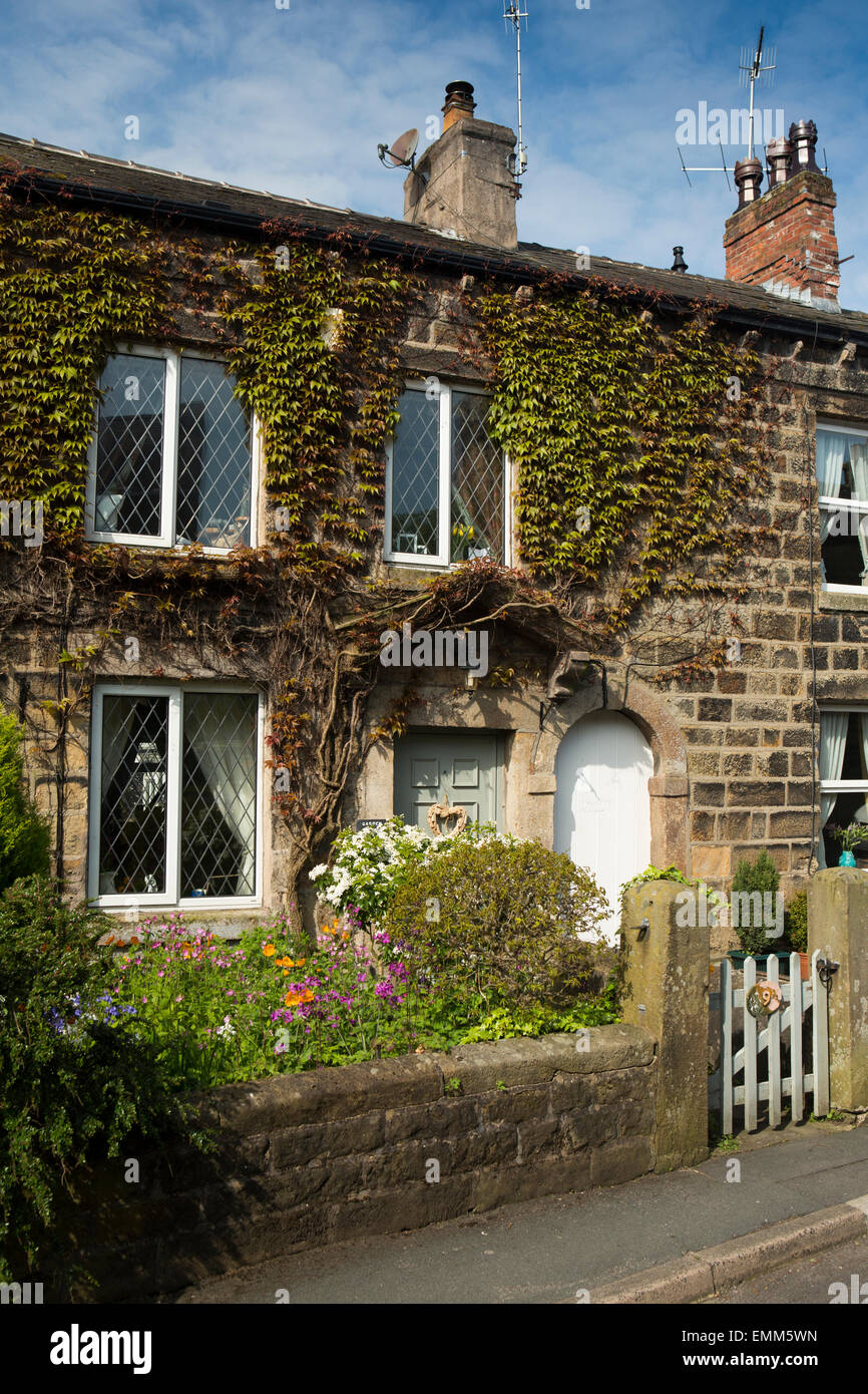 Regno Unito, Inghilterra, Lancashire, Ribble Valley, Ribchester, Church Street, piccolo e incantevole giardino frontale di ex tessitore cottage Foto Stock