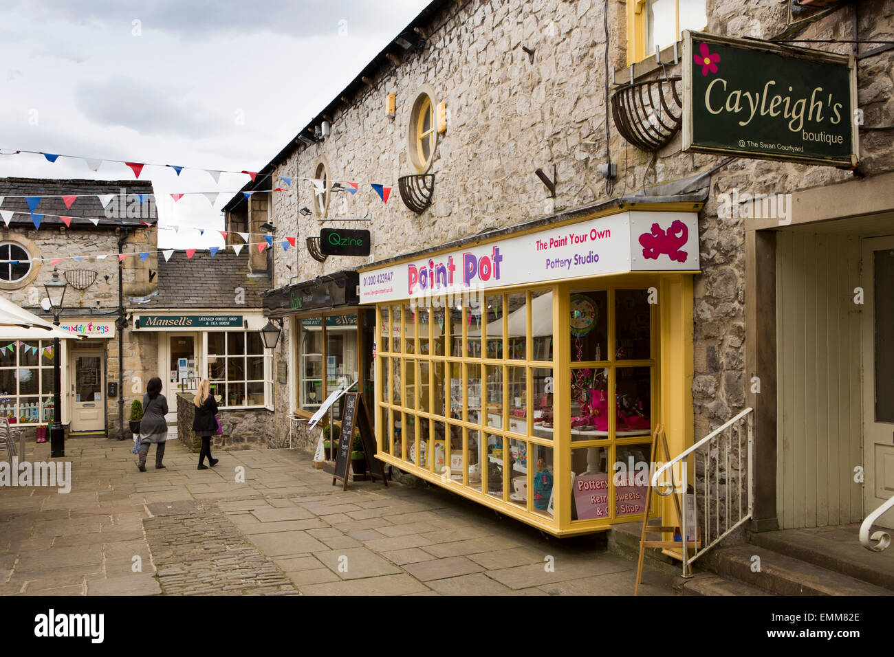 Regno Unito, Inghilterra, Lancashire, Ribble Valley, Clitheroe, negozi nel cortile del cigno di sviluppo commerciale Foto Stock