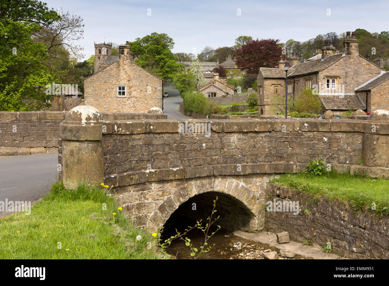 Regno Unito, Inghilterra, Lancashire, Ribble Valley, ponte sul Downham beck che scorre attraverso il villaggio Foto Stock