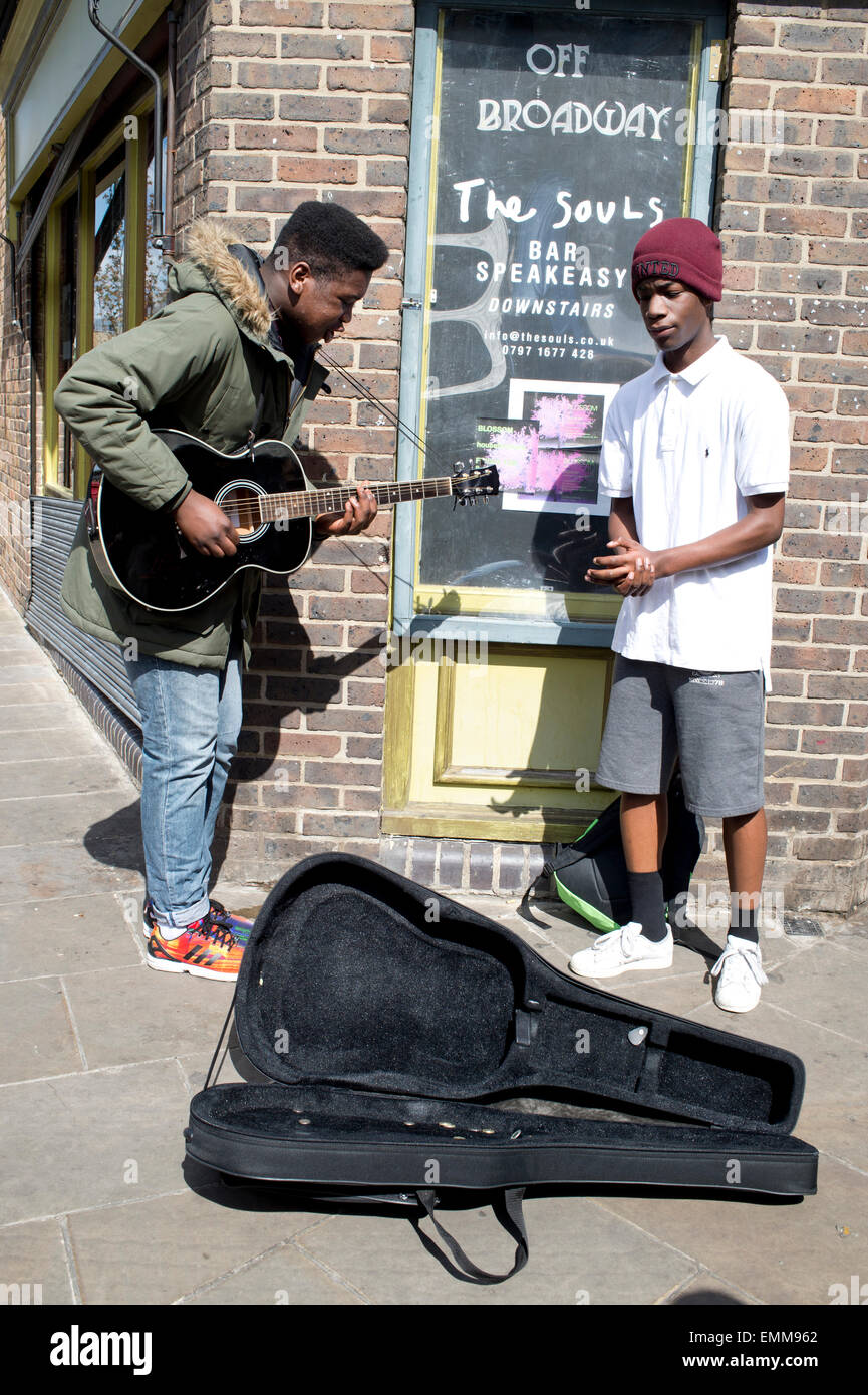 Hackney,Broadway Market. Ragazzo di giovani musicisti, Broadway Market Foto Stock