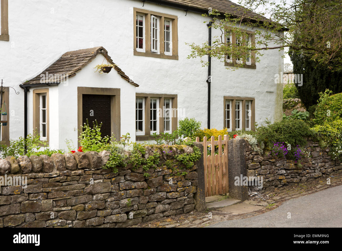 Regno Unito, Inghilterra, Lancashire, Ribble Valley, Downham, pitturato di bianco cottage in pietra con bifore Foto Stock