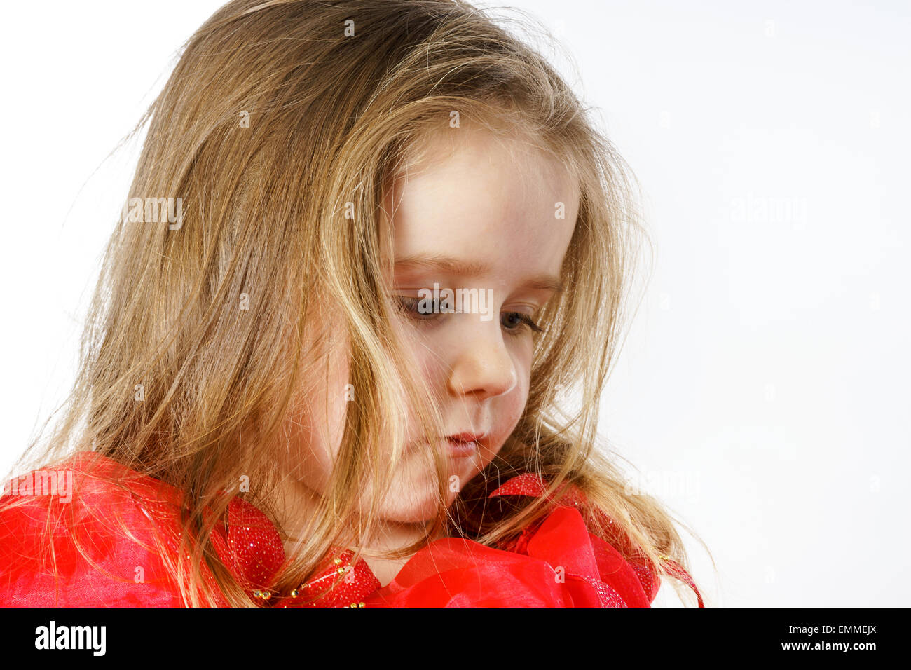Carino bambina vestita come una principessa, close-up verticale, isolato su bianco Foto Stock