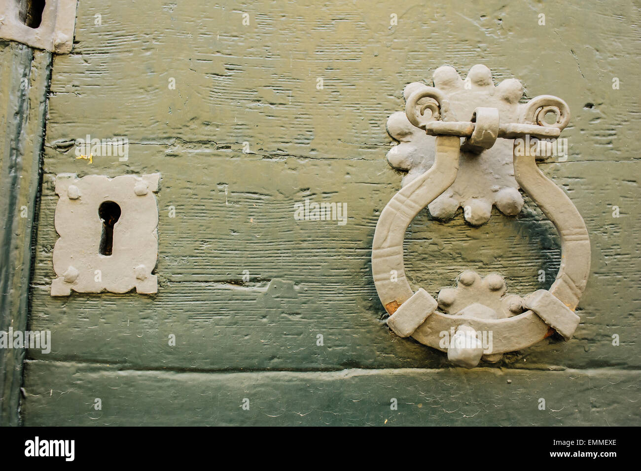 Serratura e respingente di una vecchia porta di legno Foto Stock