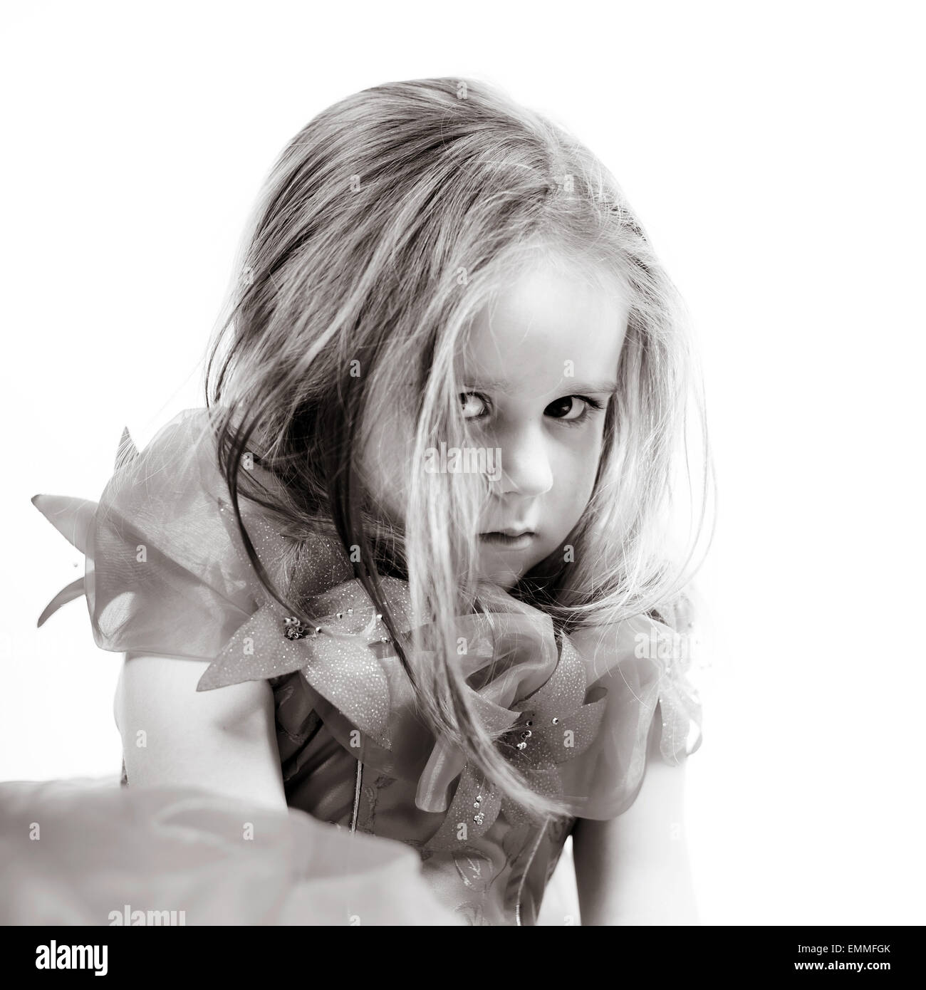 Carino bambina vestita come una principessa, close-up verticale, isolato su bianco Foto Stock