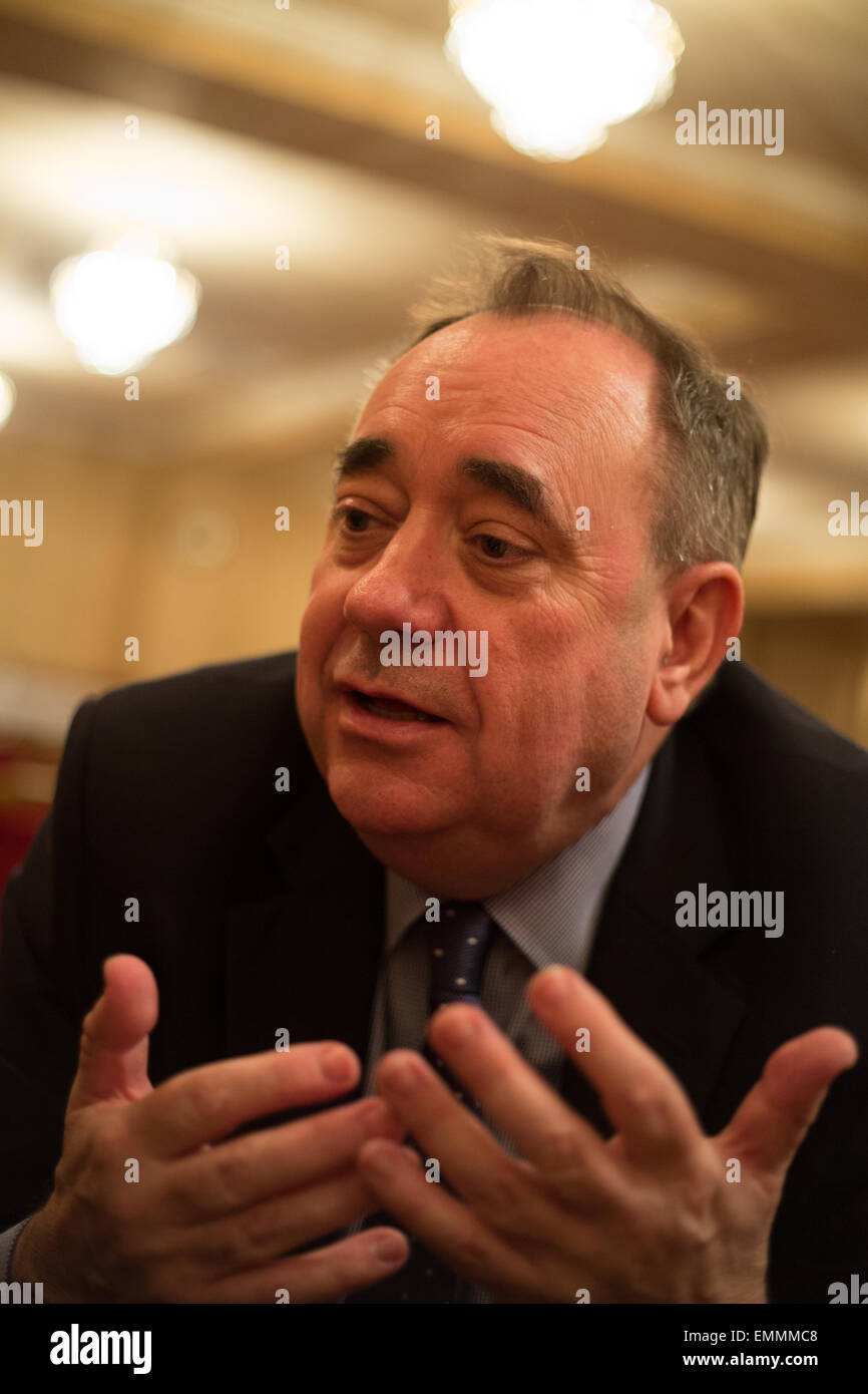Alex Salmond, membro del parlamento scozzese e l ex Primo Ministro alla elezione hustings in Ellon, Scozia, il 30 marzo 2015. Foto Stock