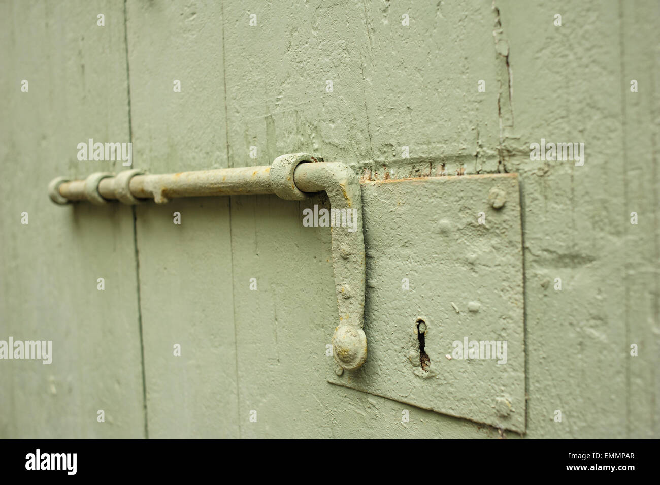 Il vecchio dispositivo di chiusura di una porta di legno di una stalla Foto Stock