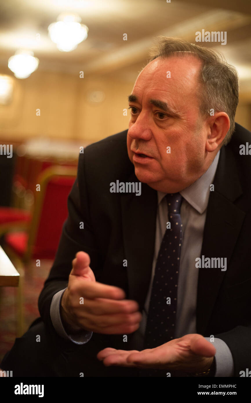 Alex Salmond, membro del parlamento scozzese e l ex Primo Ministro alla elezione hustings in Ellon, Scozia, il 30 marzo 2015. Foto Stock