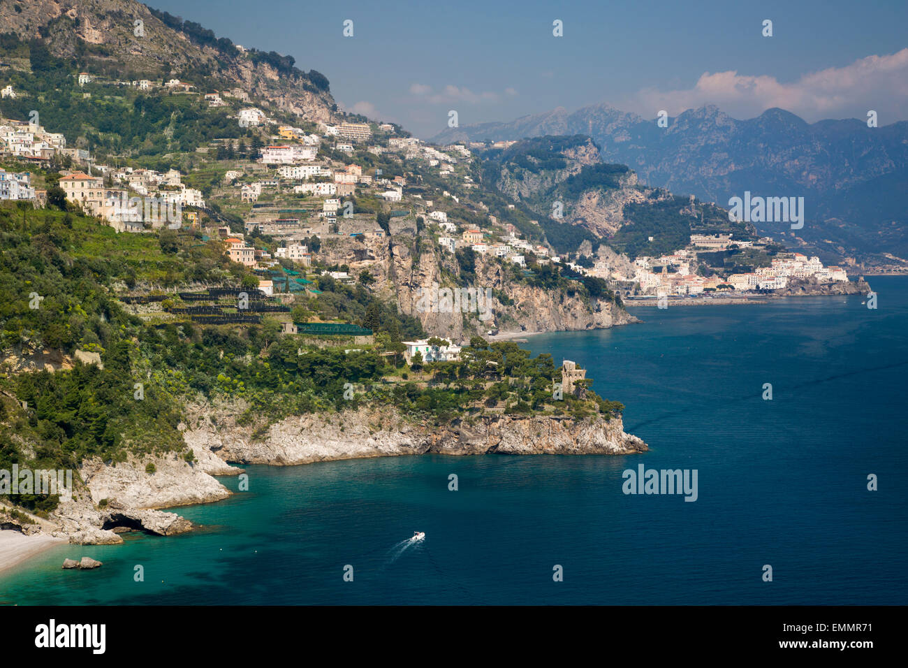 Vista verso Amalfi lungo la costa di Amalfi, Campania, Italia Foto Stock