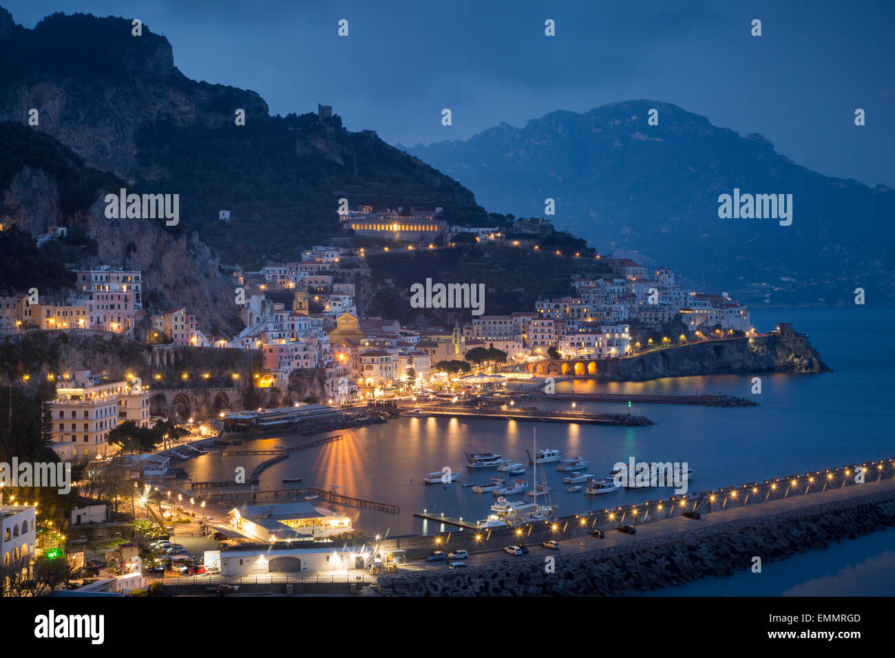 Twilight su Amalfi lungo la costa di Amalfi, Campania, Italia Foto Stock