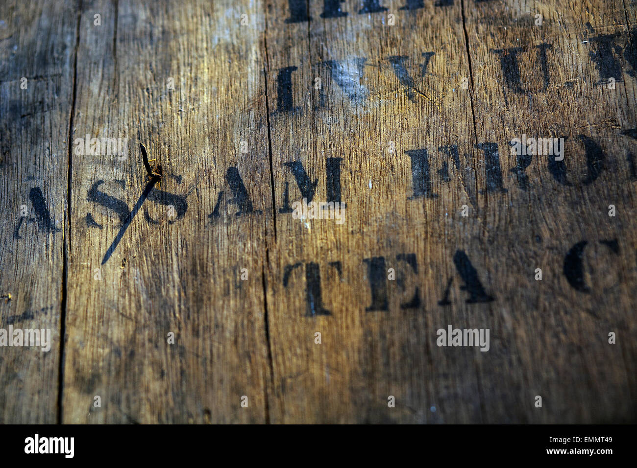 Tè Assam,casella di tè, tè cassa, il tè è stato trasportato in "tè cassapanche'. produzione di tè. Foto Stock