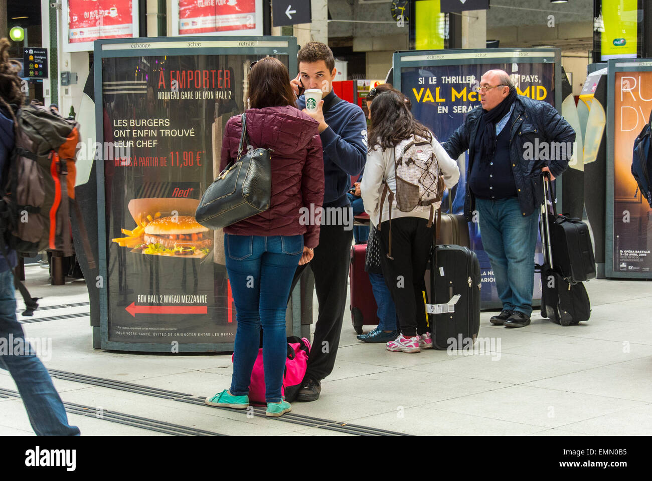 Parigi, Francia. Persone che aspettano nella stazione ferroviaria 'Gare de Lyon', viaggiatori, manifesti pubblicitari francesi, fast food, all'interno, Affissioni persone, SNCF Foto Stock