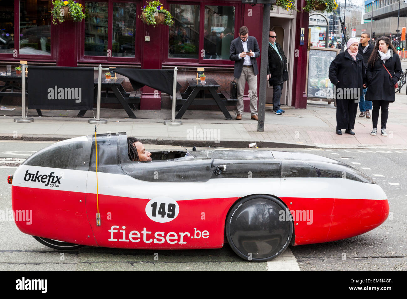 Fietser WAW Velomobile, un piccolo tre wheeler veicolo in London, England, Regno Unito Foto Stock