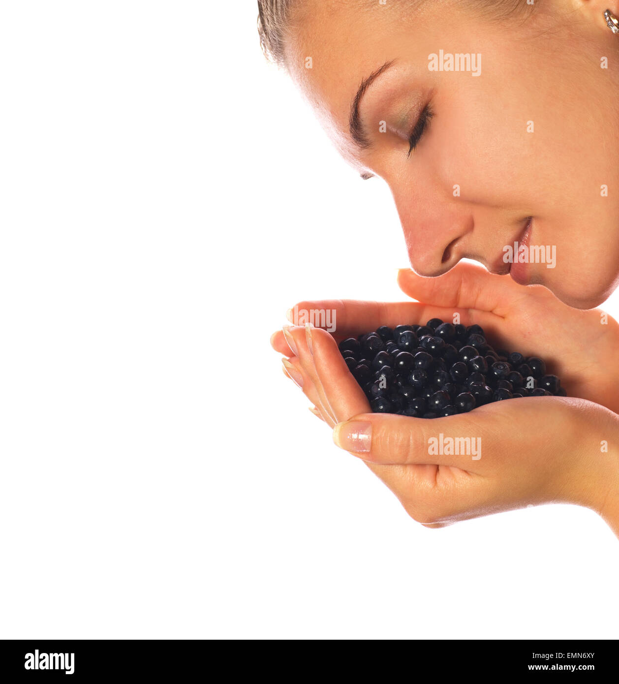 Bellissima ragazza con una manciata di mirtilli Foto Stock