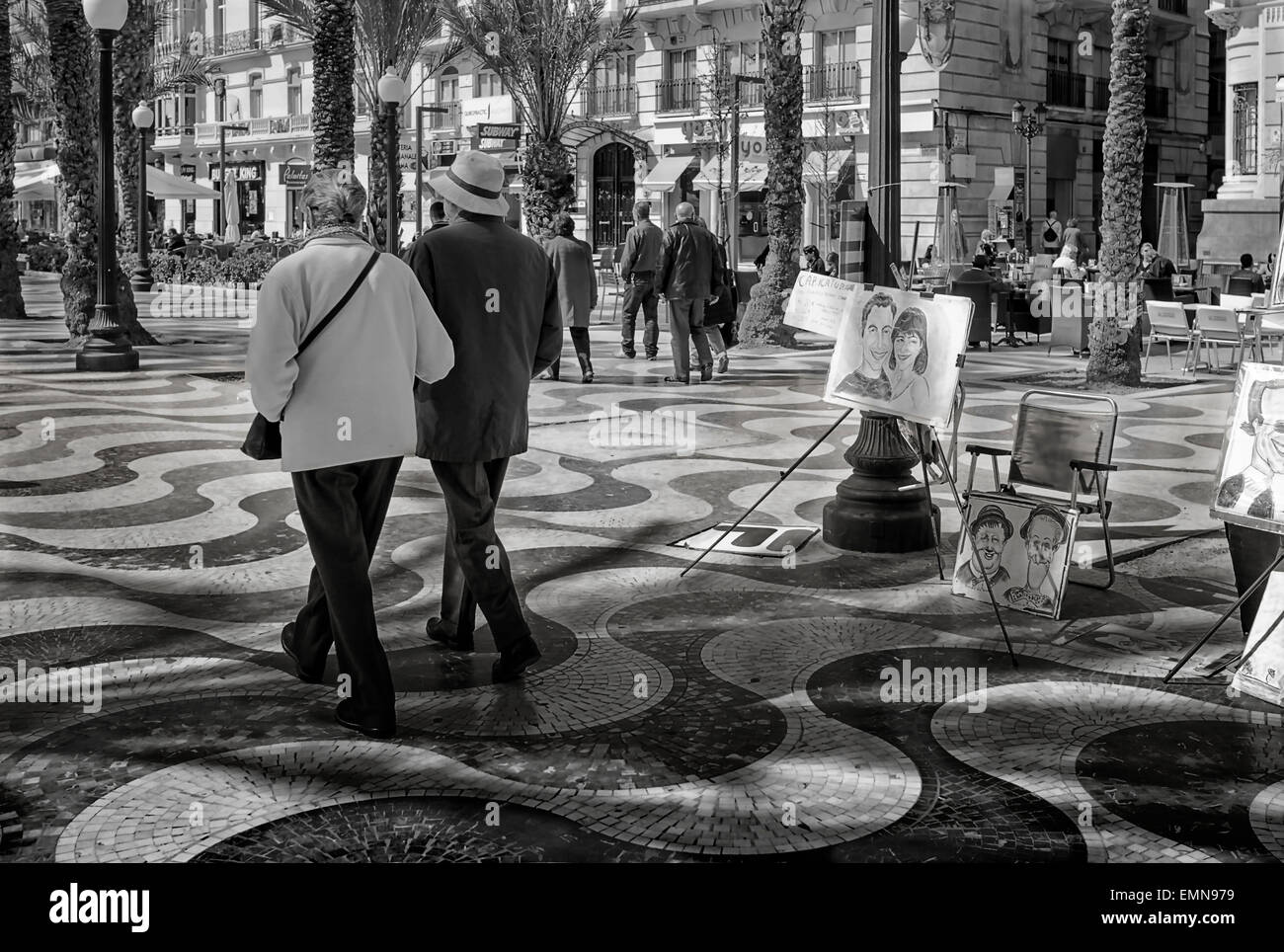 -Coppia di terza età a piedi in passeggiata nella città di Alicante - Spagna. Foto Stock