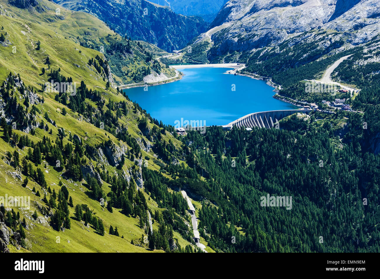 Le fonti rinnovabili di energia, diga e lago di montagna - Italia Foto Stock