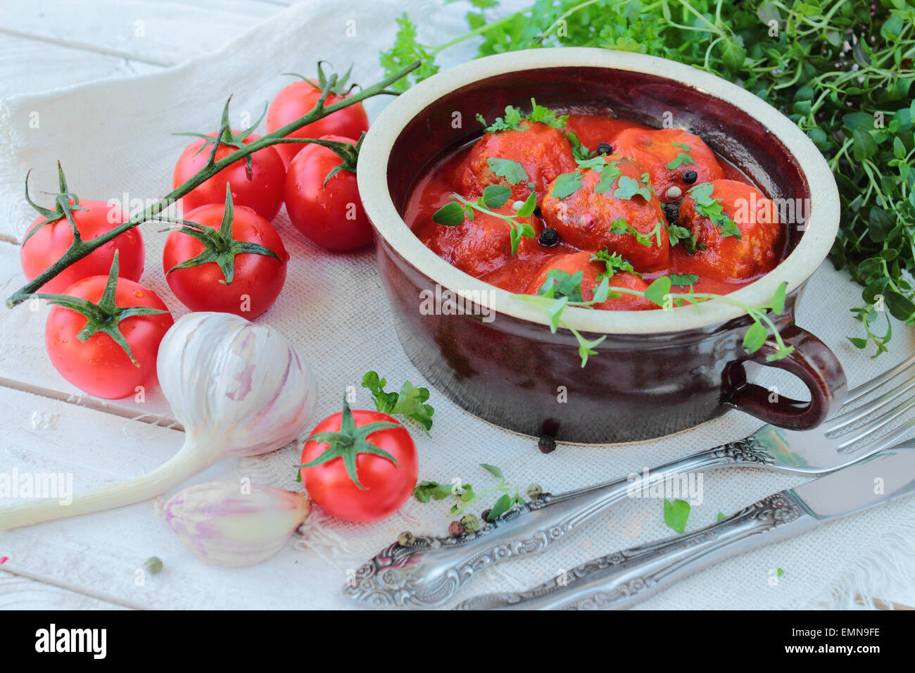 Polpettine di carne con salsa di pomodoro in una ciotola Foto Stock