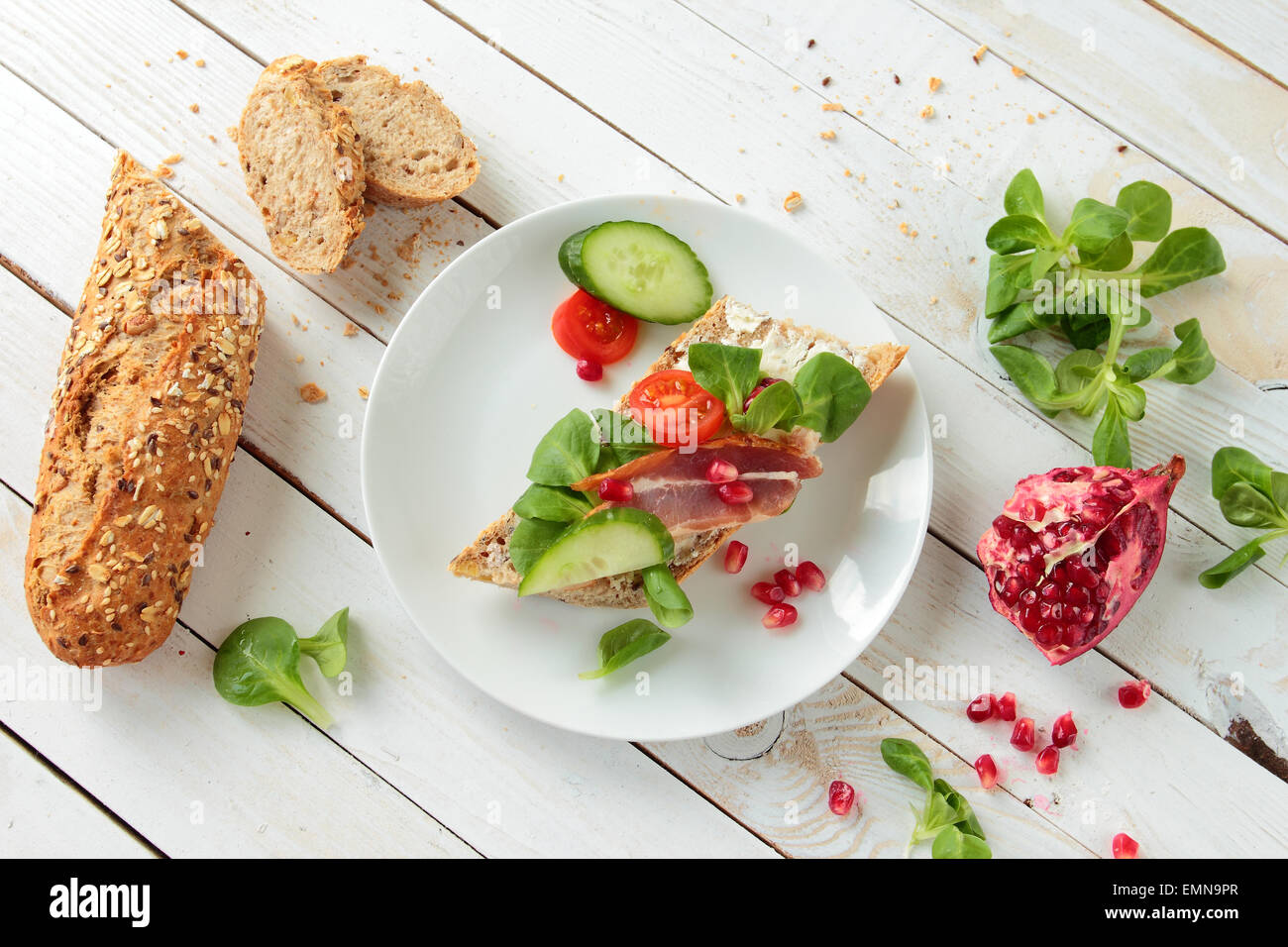 Piastra bianca con pane croccante con verdure e pancetta Foto Stock