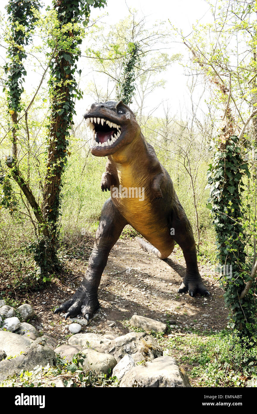 Scary statua di un grande dinosauro Allosaurus dal tardo Giurassico Foto Stock