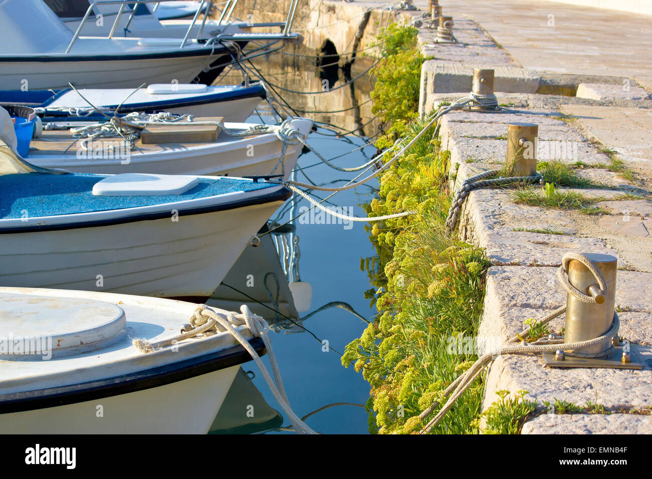 Barche legate alla marina - prua, funi e ormeggio vista bollard Foto Stock