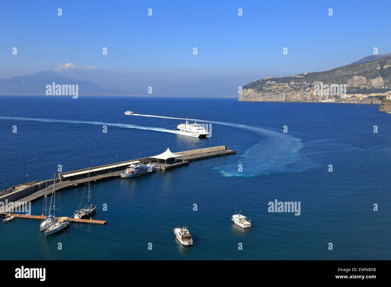 Aliscafo Traghetto in uscita Marina Piccola di Sorrento e della voce nella baia di Napoli, Italia. Foto Stock