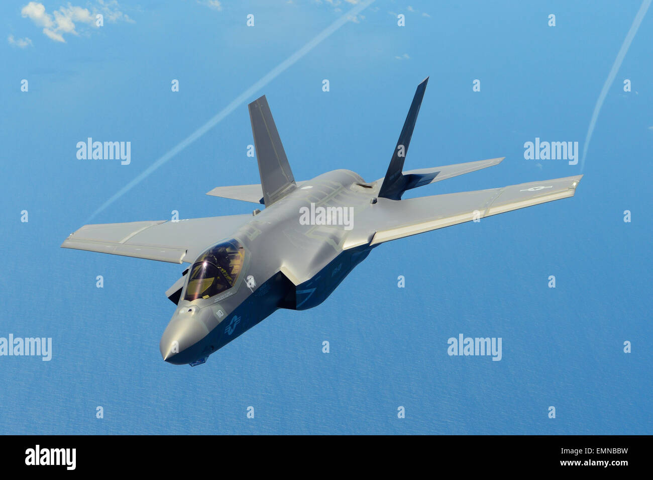 Un US Navy F-35C Lightning II fighter aircraft durante una missione di addestramento al di sopra di Eglin Air Force Base Aprile 9, 2015 in Fort Walton Beach, Florida. Foto Stock