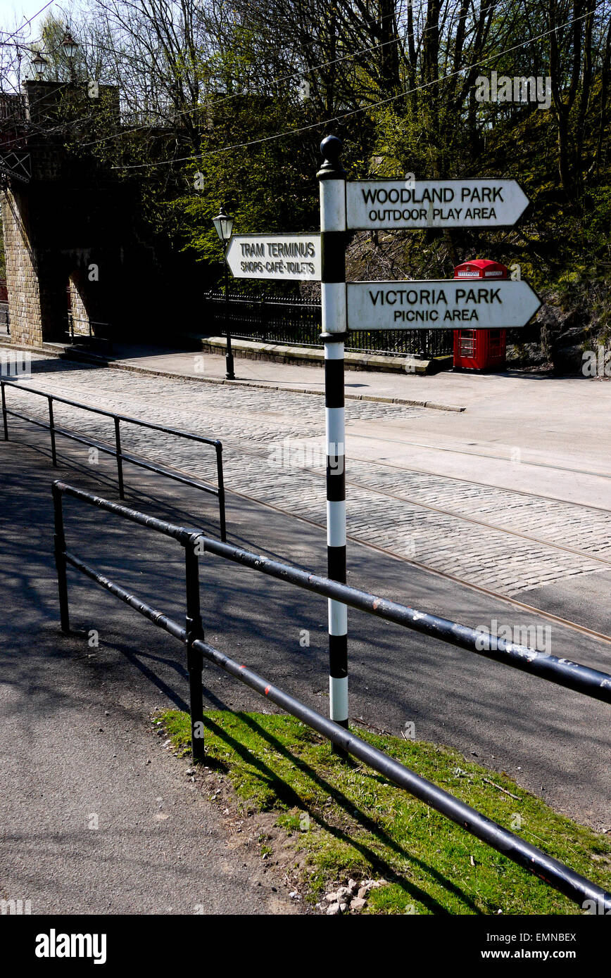 Direzione segno posto a Crich Museo dei Tram, Crich, Matlock, Derbyshire, Inghilterra, Regno Unito. Foto Stock