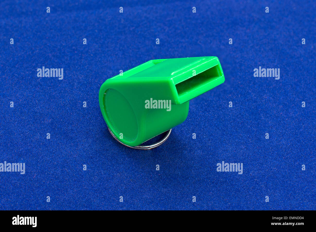 Verde fischietto in plastica con un anello di metallo Foto Stock