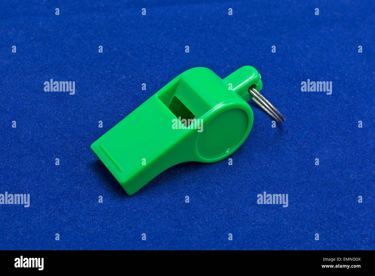 Verde fischietto in plastica con un anello di metallo Foto Stock