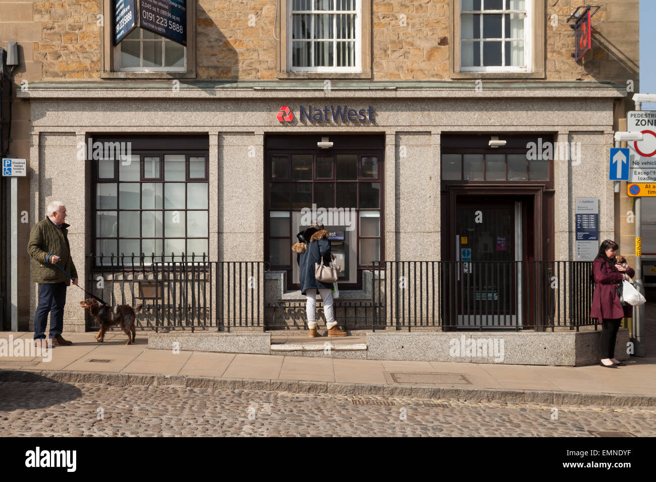 La parte esterna della NatWest Bank, la piazza del mercato, Richmond, Yorkshire, Regno Unito Foto Stock