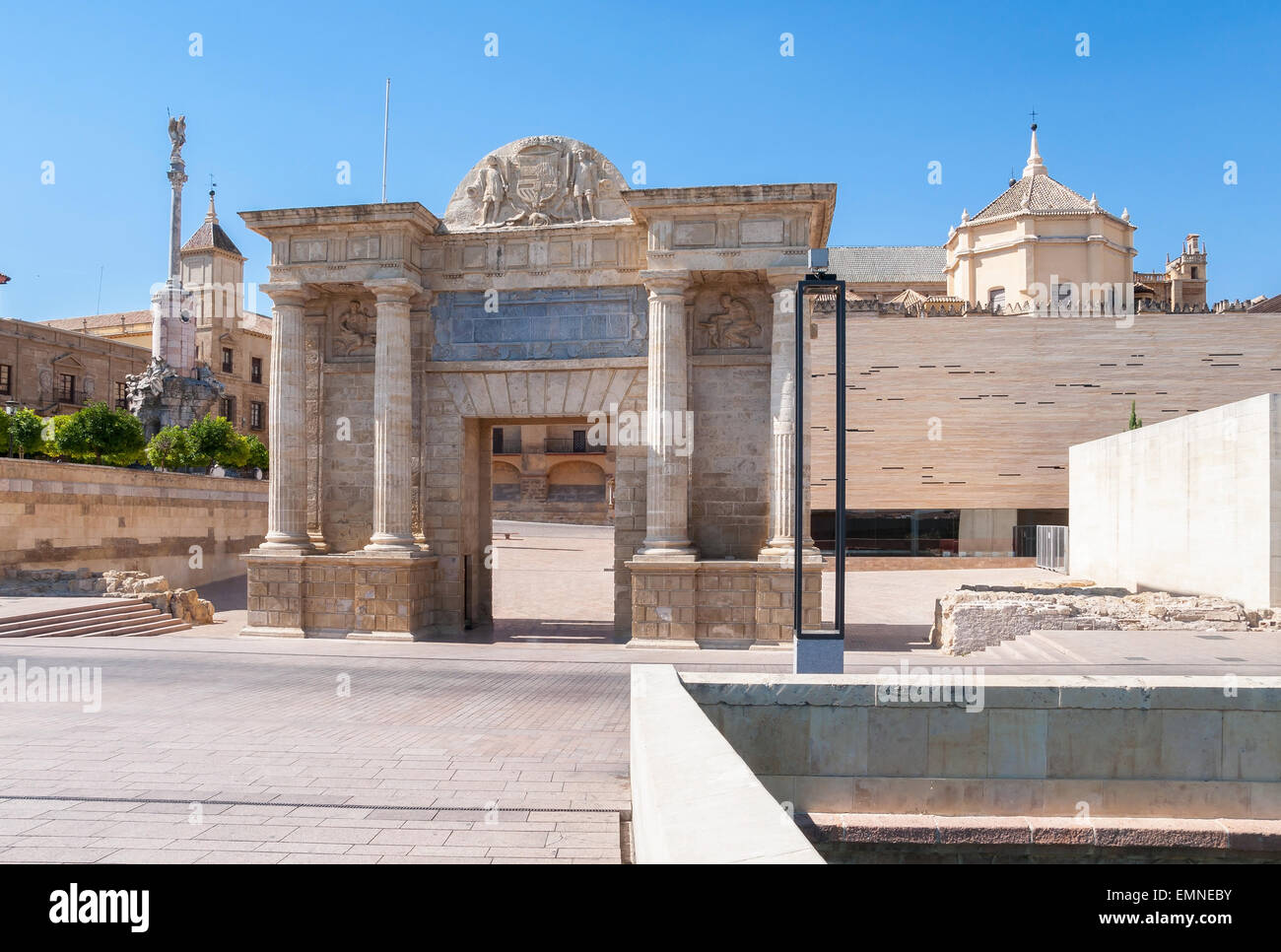 Vista la porta rinascimentale del ponte a Cordoba, Spagna Foto Stock