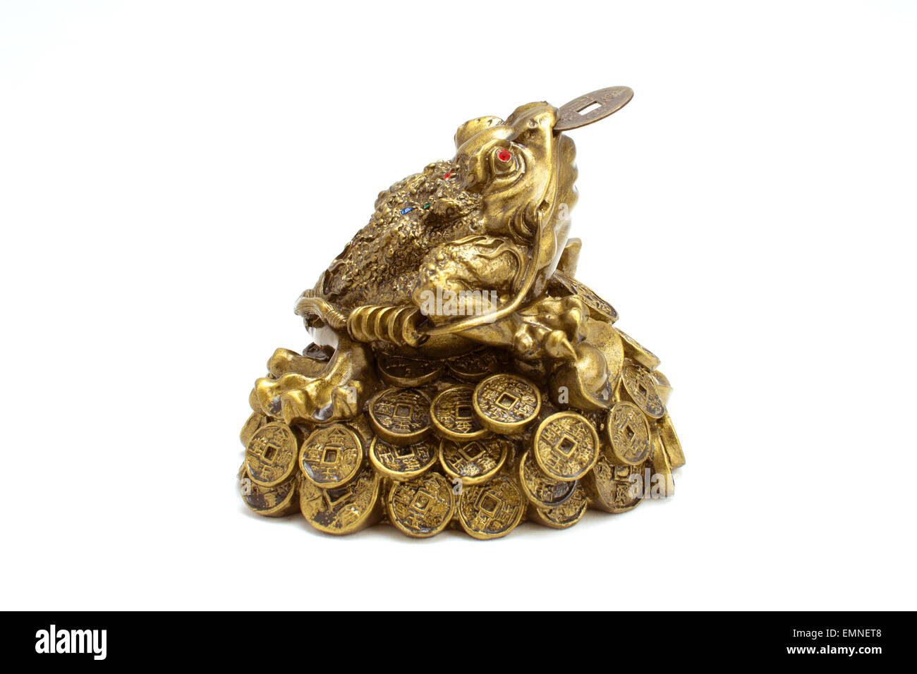A tre gambe denaro toad seduto su una pila di monete d'oro. Foto Stock