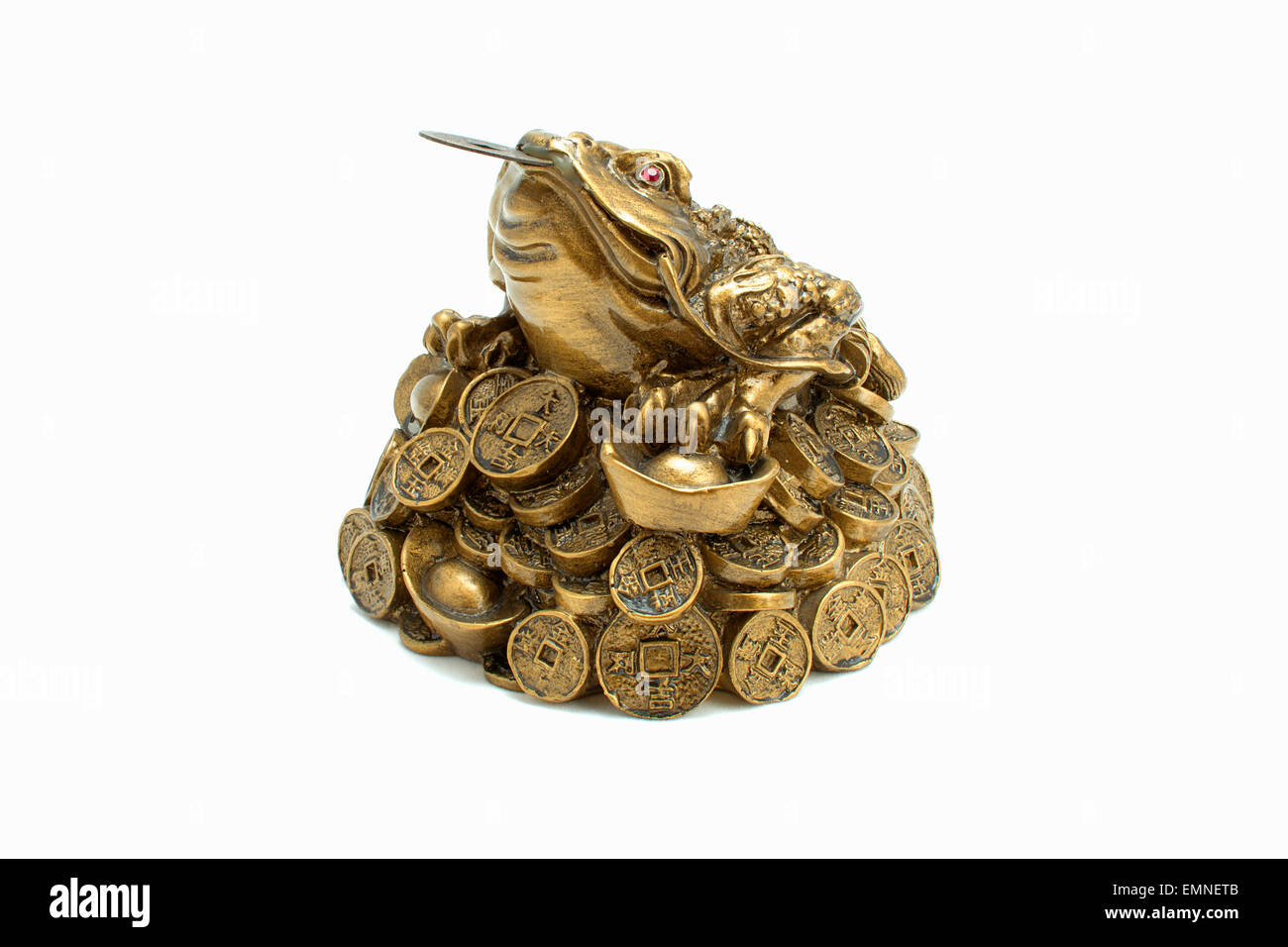 A tre gambe denaro toad seduto su una pila di monete d'oro. Foto Stock