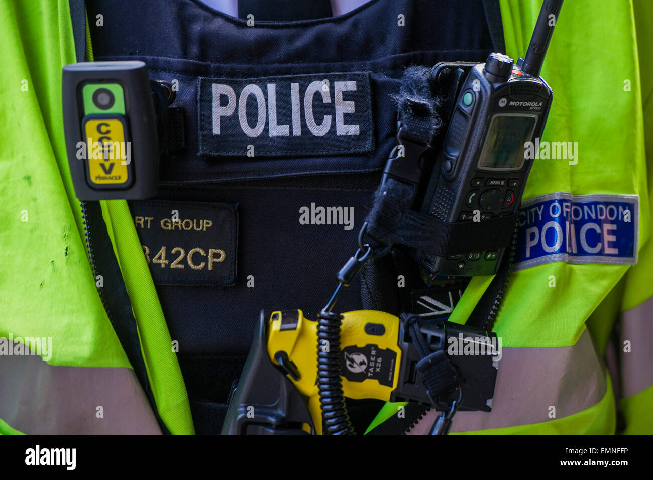 Londra, Regno Unito. 22 apr, 2015. Protesta ambientale a Drax AGM, la drogheria's Hall. Rising Tide e Biofuelwatch tentativo di esporre e opporsi a bruciare biomassa e carbone. Essi sostengono che Drax Power Station ha portato il modo per il settore: lobbying; greenwashing; la conversione e la realizzazione delle infrastrutture necessarie; e clearcutting biodiversi enormemente foreste native nel sud degli Stati Uniti e in Canada". Essi ritengono anche che 'Drax esemplifica molto di ciò che è sbagliato con il Regno Unito di politica energetica e di 'renewable' sussidi energetici". Credito: Guy Bell/Alamy Live News Foto Stock