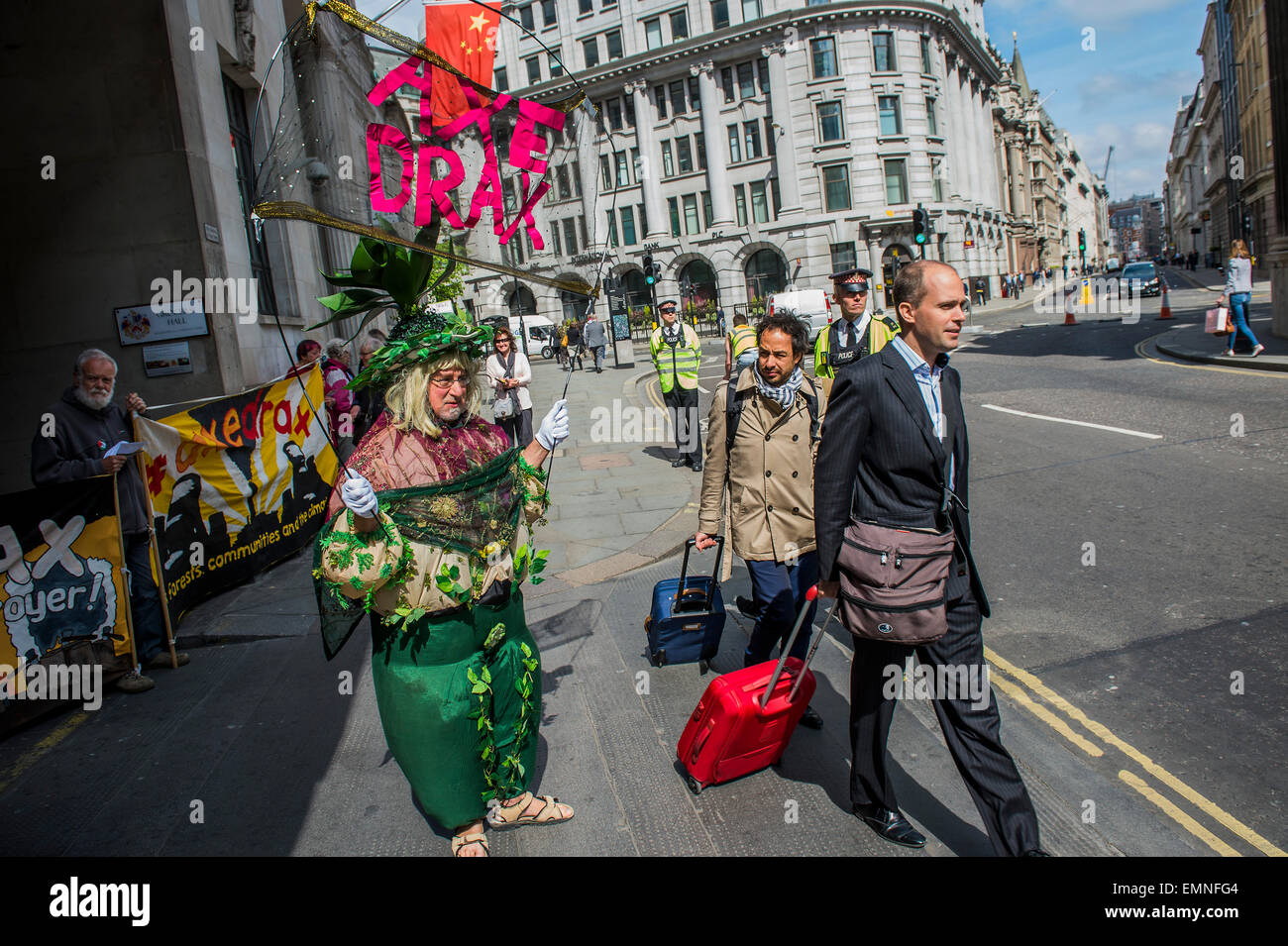 Londra, Regno Unito. 22 apr, 2015. Protesta ambientale a Drax AGM, la drogheria's Hall. Rising Tide e Biofuelwatch tentativo di esporre e opporsi a bruciare biomassa e carbone. Essi sostengono che Drax Power Station ha portato il modo per il settore: lobbying; greenwashing; la conversione e la realizzazione delle infrastrutture necessarie; e clearcutting biodiversi enormemente foreste native nel sud degli Stati Uniti e in Canada". Essi ritengono anche che 'Drax esemplifica molto di ciò che è sbagliato con il Regno Unito di politica energetica e di 'renewable' sussidi energetici". Credito: Guy Bell/Alamy Live News Foto Stock