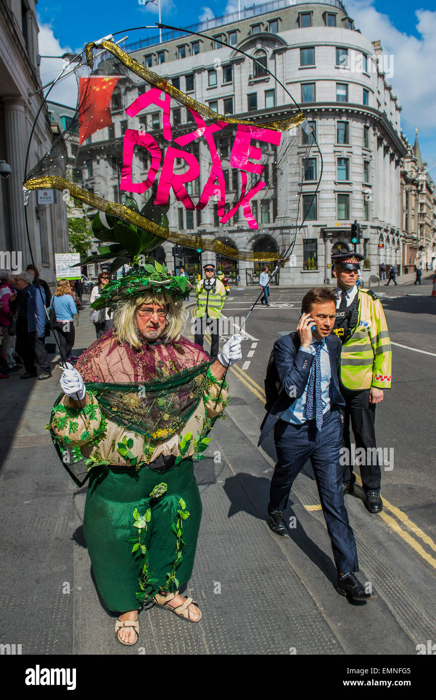 Londra, Regno Unito. 22 apr, 2015. Protesta ambientale a Drax AGM, la drogheria's Hall. Rising Tide e Biofuelwatch tentativo di esporre e opporsi a bruciare biomassa e carbone. Essi sostengono che Drax Power Station ha portato il modo per il settore: lobbying; greenwashing; la conversione e la realizzazione delle infrastrutture necessarie; e clearcutting biodiversi enormemente foreste native nel sud degli Stati Uniti e in Canada". Essi ritengono anche che 'Drax esemplifica molto di ciò che è sbagliato con il Regno Unito di politica energetica e di 'renewable' sussidi energetici". Credito: Guy Bell/Alamy Live News Foto Stock