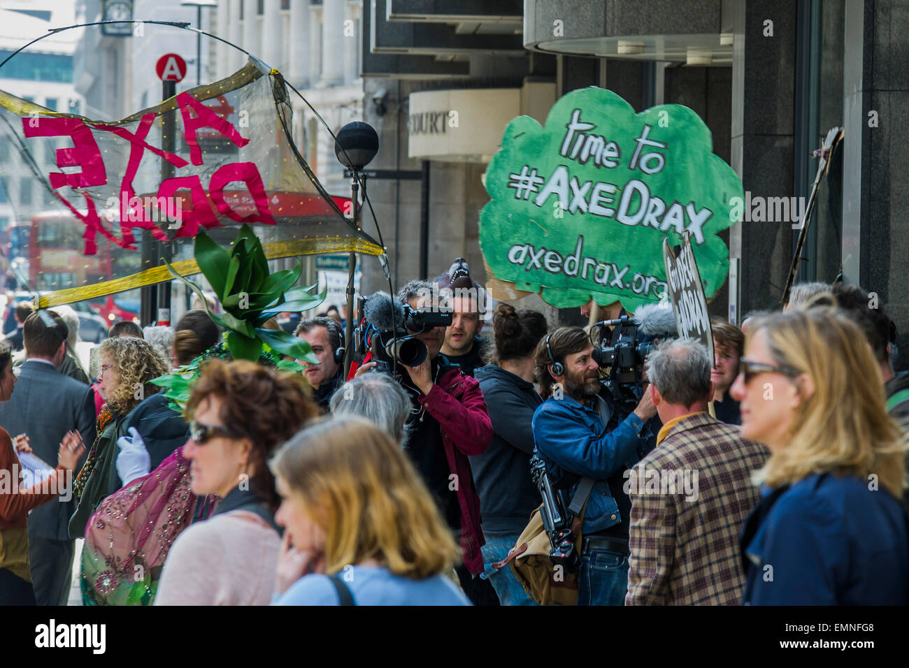 Londra, Regno Unito. 22 apr, 2015. Protesta ambientale a Drax AGM, la drogheria's Hall. Rising Tide e Biofuelwatch tentativo di esporre e opporsi a bruciare biomassa e carbone. Essi sostengono che Drax Power Station ha portato il modo per il settore: lobbying; greenwashing; la conversione e la realizzazione delle infrastrutture necessarie; e clearcutting biodiversi enormemente foreste native nel sud degli Stati Uniti e in Canada". Essi ritengono anche che 'Drax esemplifica molto di ciò che è sbagliato con il Regno Unito di politica energetica e di 'renewable' sussidi energetici". Credito: Guy Bell/Alamy Live News Foto Stock