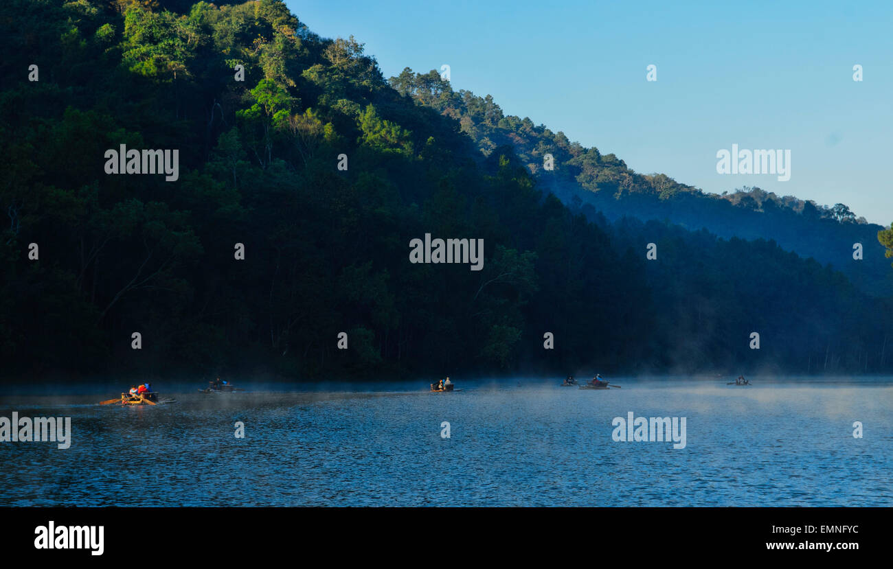 Rafting a Pang Oung lago presso la frontiera birmano, un progetto reservouir da Pang Tong Royal Progetto, Thailandia Foto Stock