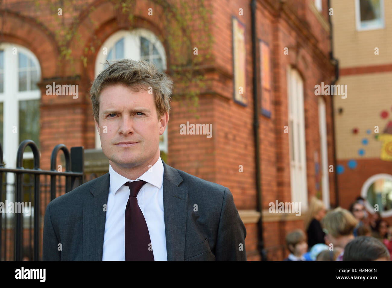 Tristram Suoneria MP del lavoro e il ministro ombra per l'istruzione sulla sua visita a Lethbridge scuola primaria in Swindon elezione 2015 Foto Stock