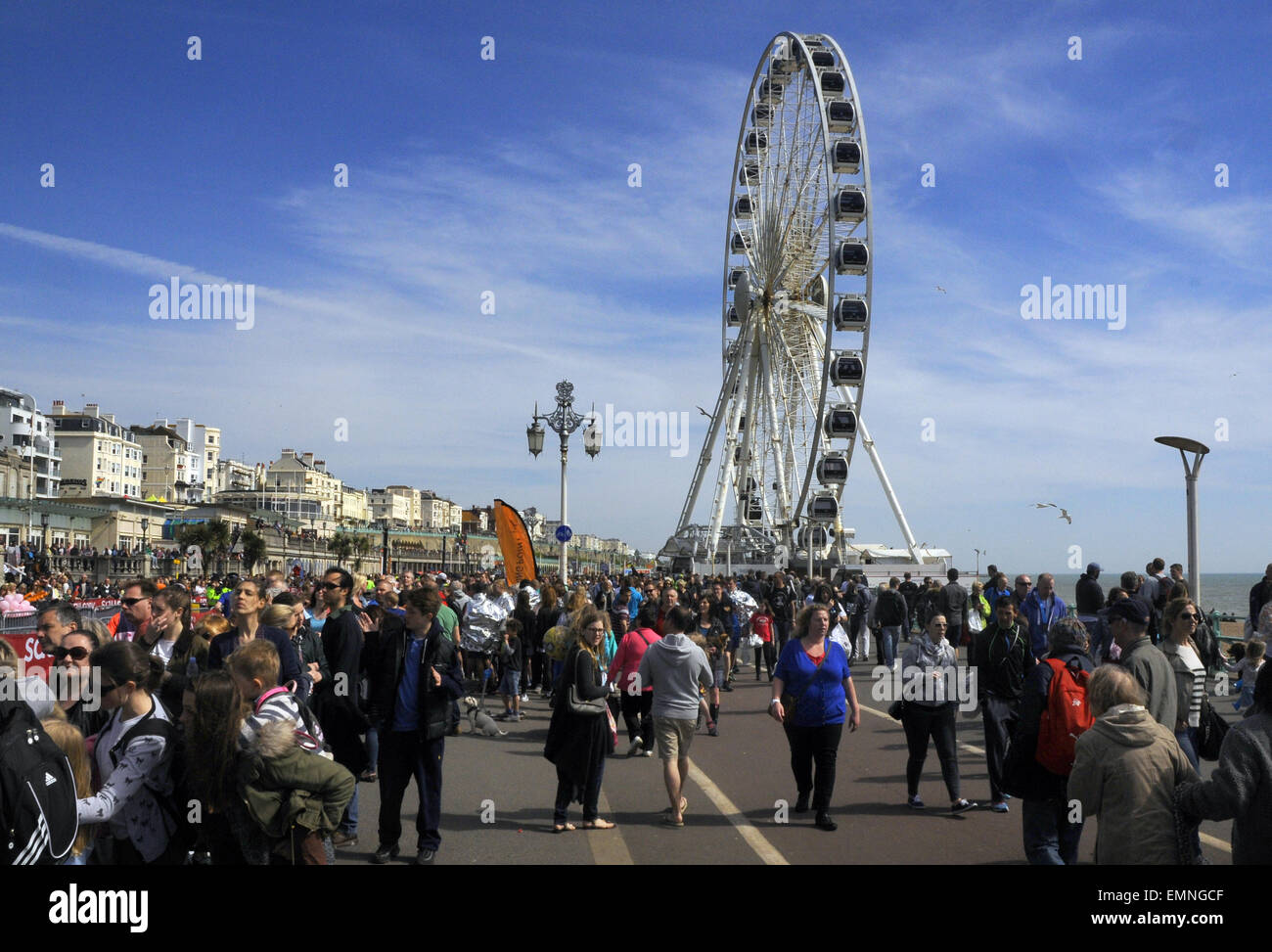 La folla sul lungomare di Brighton, East Sussex Foto Stock