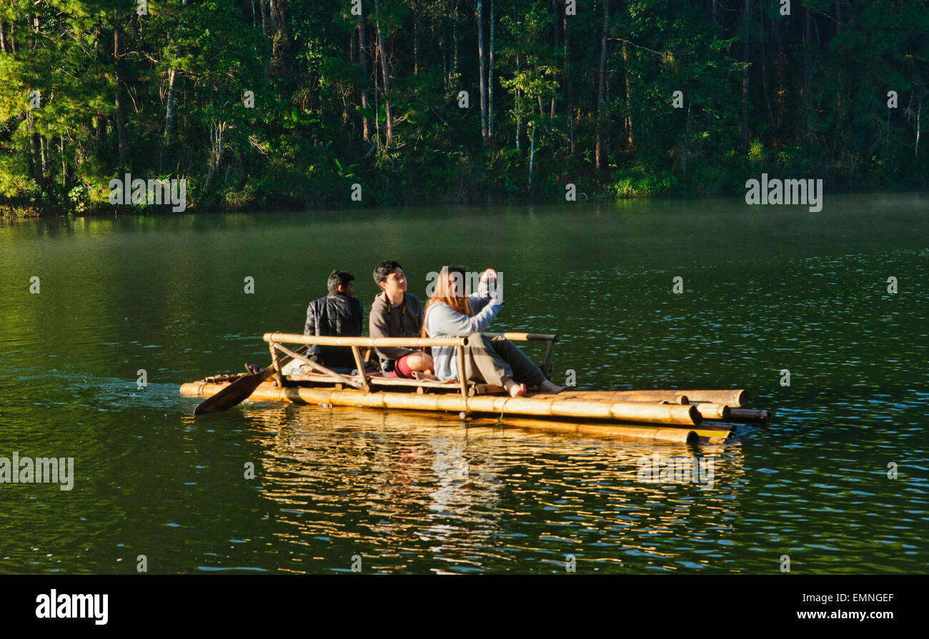 Rafting a Pang Oung lago presso la frontiera birmano, un progetto reservouir da Pang Tong Royal Progetto, Thailandia Foto Stock