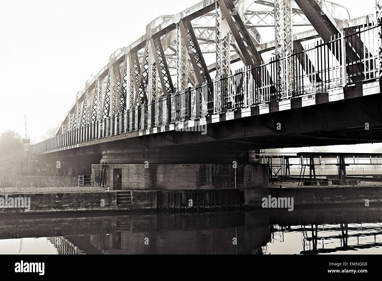 Acton Bridge sul fiume Weaver a Cheshire su una nebbia mattina Foto Stock