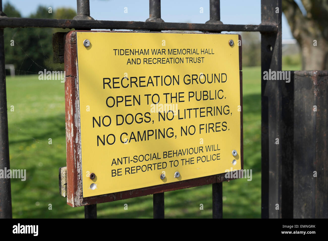 Segno in ingresso al parco giochi in Inghilterra Gloucestersire avvertimento contro qualsiasi comportamento anti-sociale. Foto Stock Segno in ingresso al parco giochi in Inghilterra Gloucestersire avvertimento contro qualsiasi comportamento anti-sociale. Foto Stock