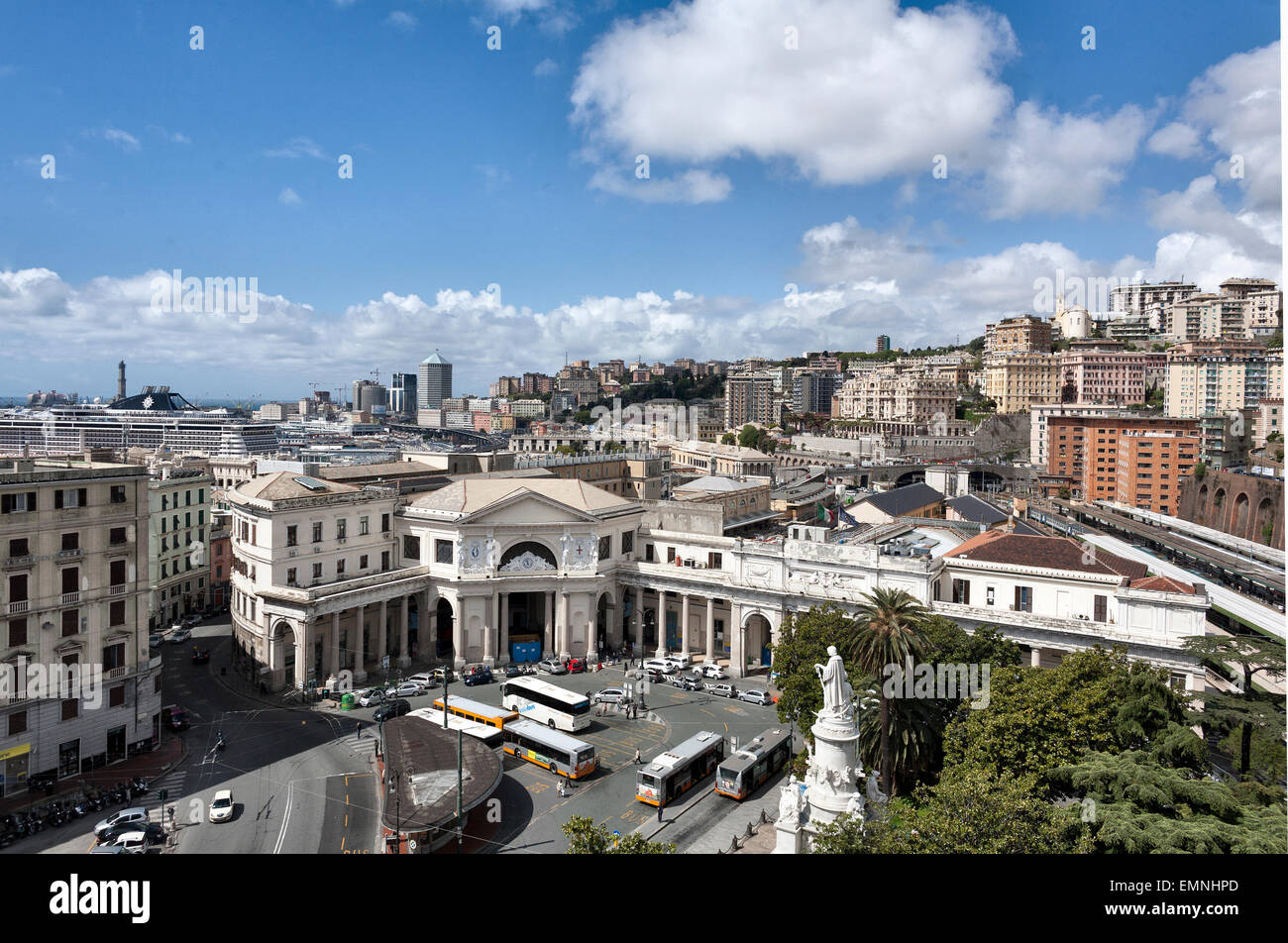 Porta Principe, la stazione ferroviaria centrale e piazza di Genova, Italia  Foto stock - Alamy